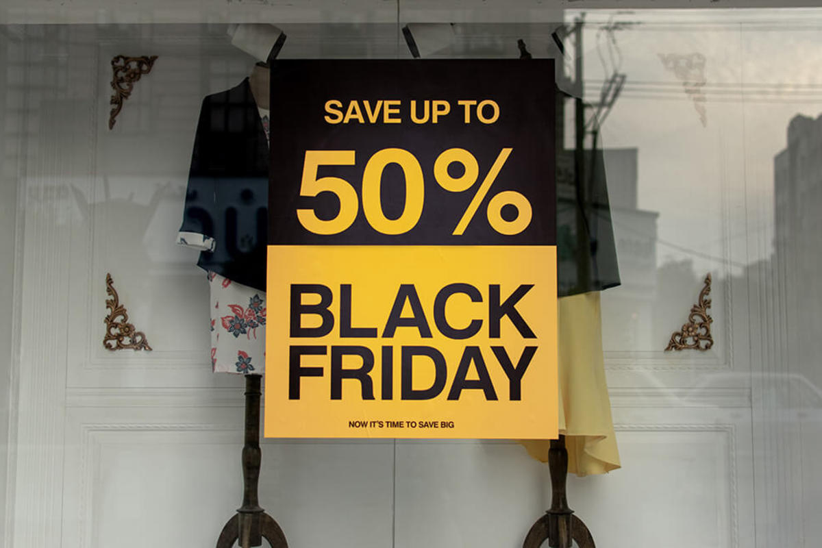 Store promoting Black Friday